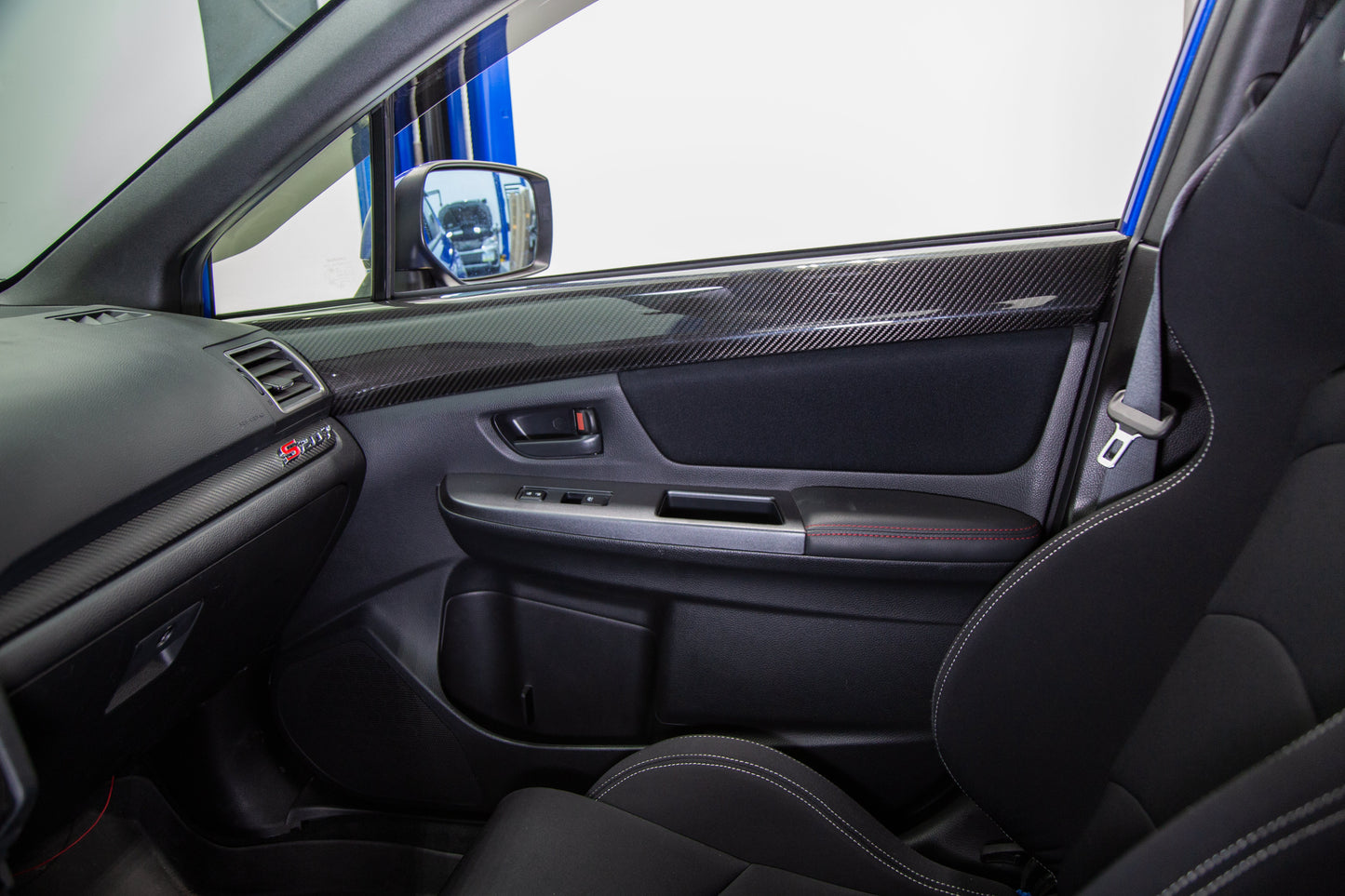OLM LE ドライカーボン フロントドアトリム アッパーパネル - 2015-2021 WRX / STI用