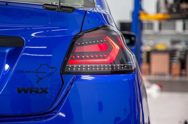 OLM エボリューション テールライト(クリアレンズ、ブラックベース、ホワイトバー)- 2015-2021 WRX / STI