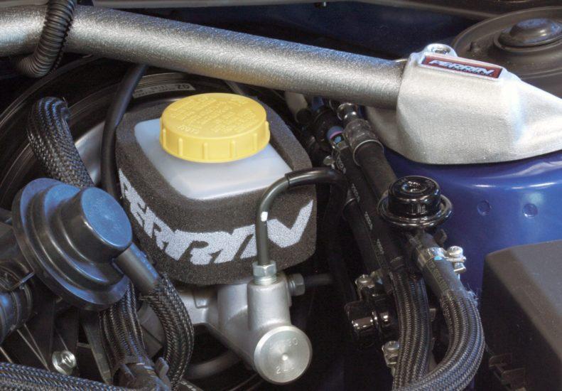 Perrin ブレーキリザーバーカバー | 2004-2021 スバル WRX STI、2002-2023 スバル WRX、2022-2023 スバル BRZ/トヨタ GR86 (ASM-BRK-200)。