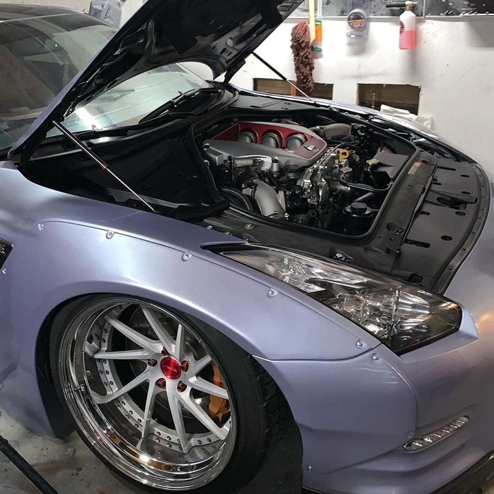 P2M カーボンエンジンフードダンパー | 2009-2021 日産 R35 GTR (P2-CHDR35-TP)。