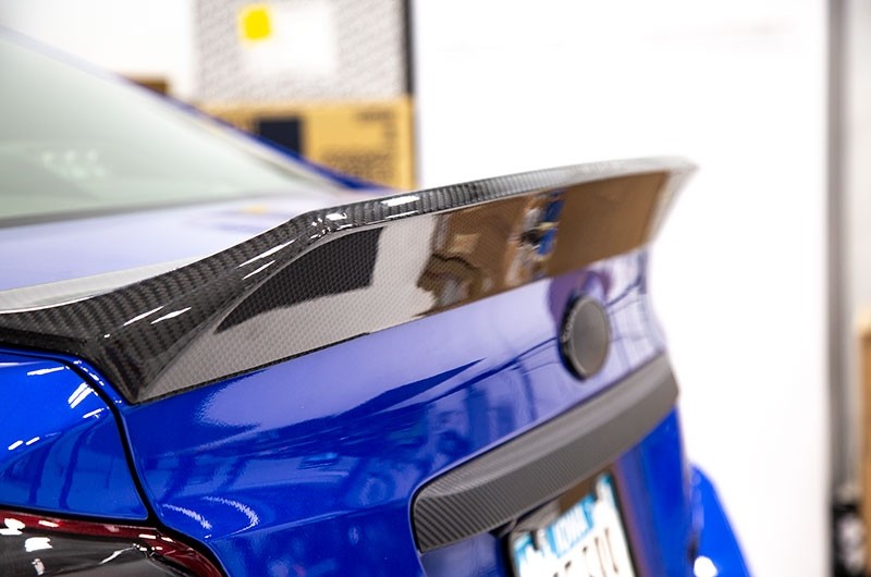 OLM シングルポイント ダックビルトランクスポイラー(カーボンファイバー) - 15年以降 WRX / STI