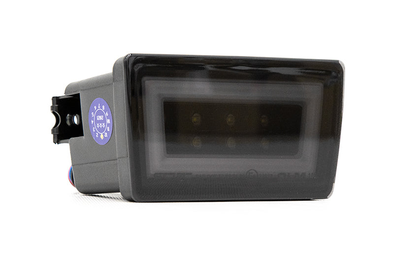 OLM F1 NB+R V2(スモークレンズ、グロスブラックベース、ホワイトバー)- 2015-2020 WRX / STI