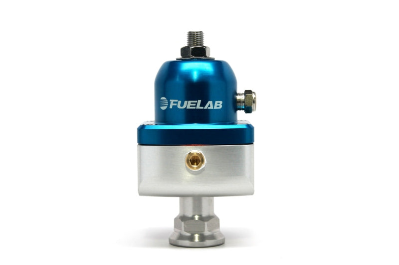 Fuelab 555 キャブレター用アジャスタブル燃圧レギュレーター ブロッキング 10-25 psi (1) -8AN イン (2) -8AN アウトレット ブルー