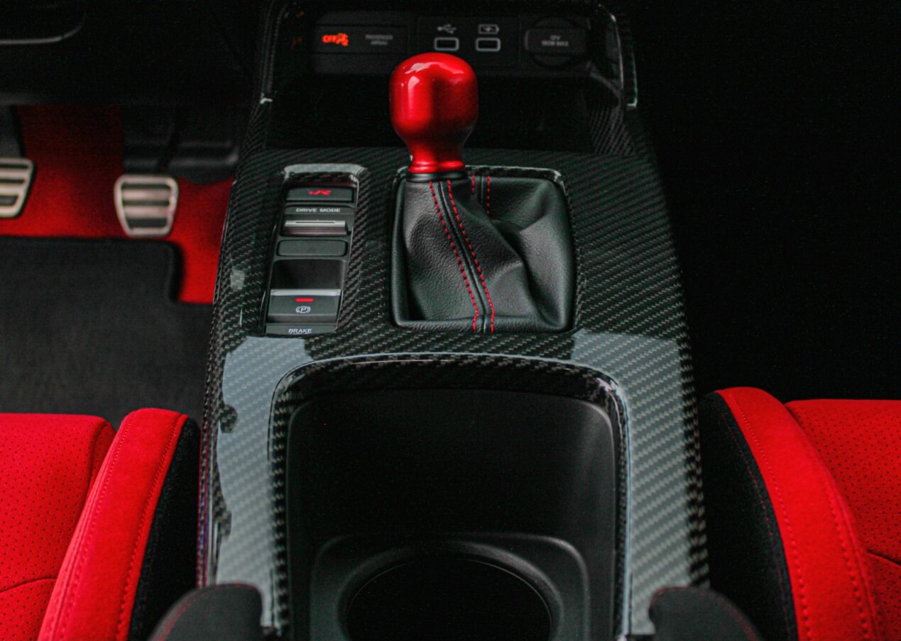 OLM LE カーボンファイバー シフトパネルカバー - 2023以降 ホンダ シビック FL5 タイプR用