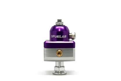 Fuelab 575 キャブレター用アジャスタブルミニ燃圧レギュレーター ブロッキングタイプ 4-12 PSI (1) -6AN イン (2) -6AN アウトレット パープル
