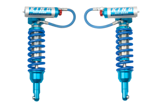 King Shocks 2012年以降 いすゞ D-Max フロント 2.5インチ径 リモートリザーバー コイルオーバー（アジャスター付き・ペア）