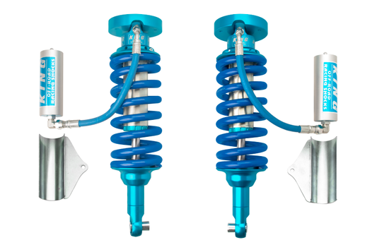 King Shocks 2016+ 日産タイタンXD フロント 2.5インチ径 リモートリザーバー式コイルオーバー （ペア）