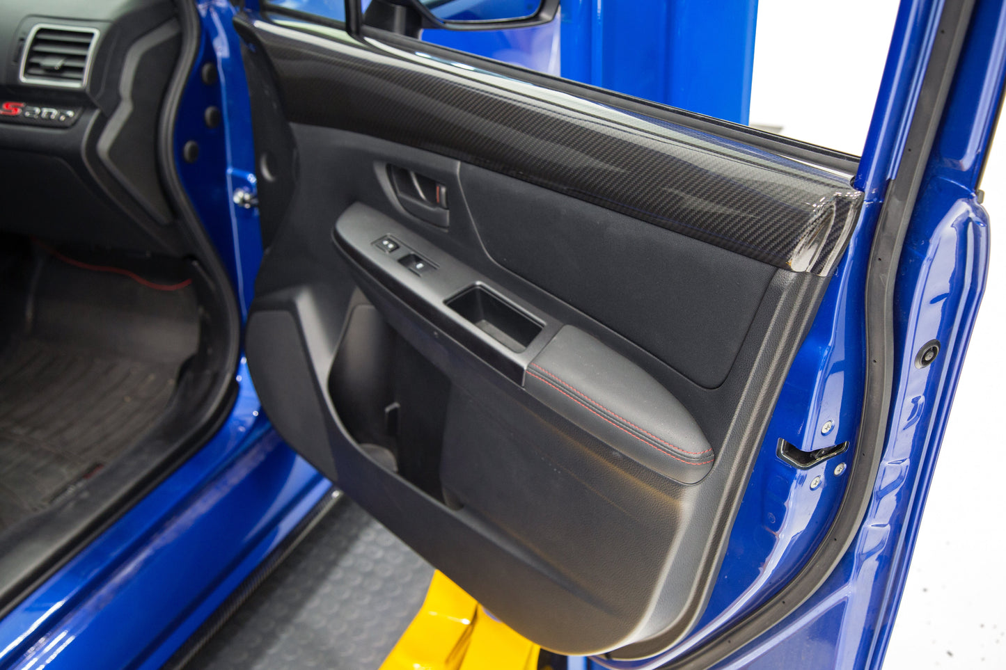OLM LE ドライカーボン フロントドアトリム アッパーパネル - 2015-2021 WRX / STI用
