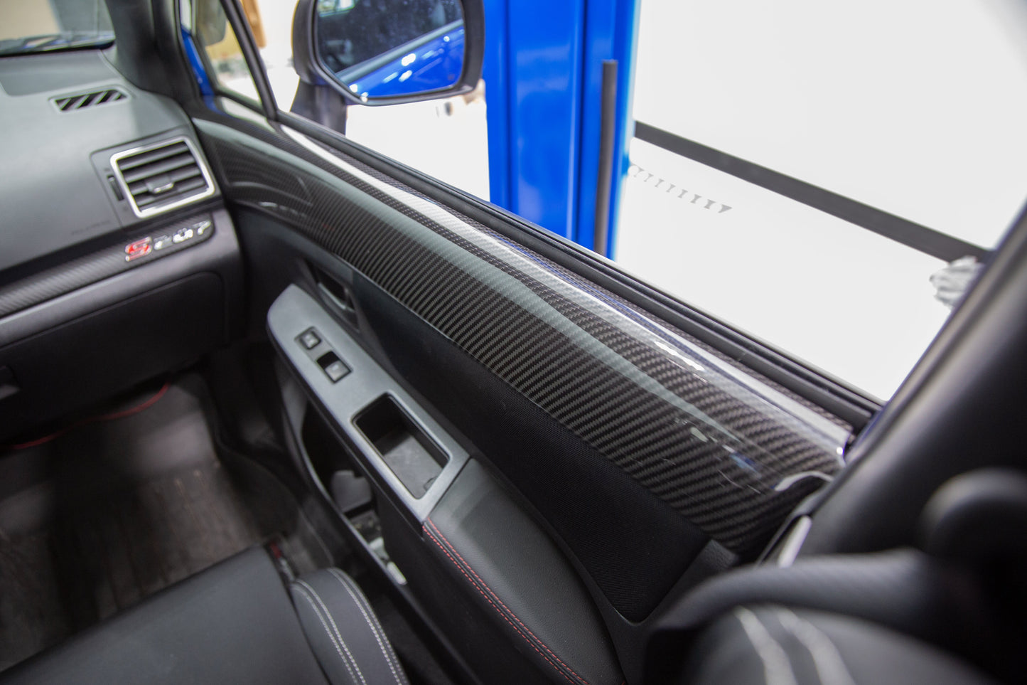OLM LE ドライカーボン フロントドアトリム アッパーパネル - 2015-2021 WRX / STI用