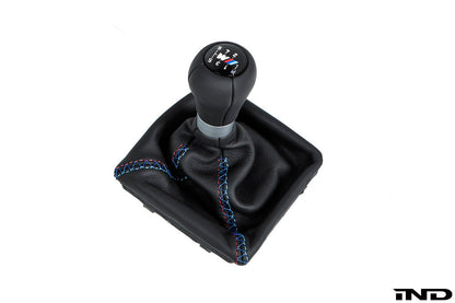 IND G8X M2 / M3 / M4 トリコロールシフトブーツ - クロスステッチ