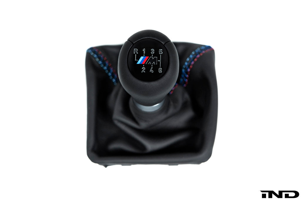 IND G8X M2 / M3 / M4 トリコロールシフトブーツ - クロスステッチ