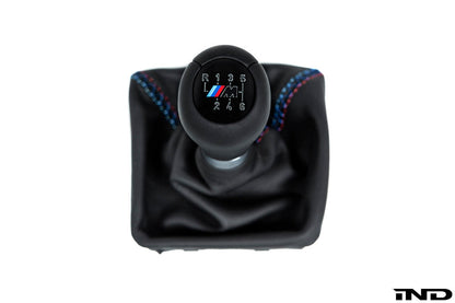IND G8X M2 / M3 / M4 トリコロールシフトブーツ - クロスステッチ