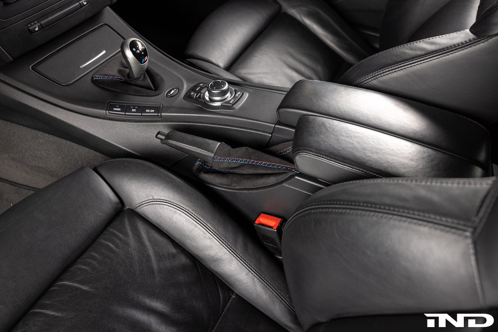 IND E9X M3 トリコロールステッチアルカンターラ パーキングブレーキブーツ - LHD(左ハンドル車)