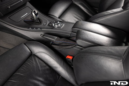 IND E9X M3 トリコロールステッチアルカンターラ パーキングブレーキブーツ - LHD(左ハンドル車)