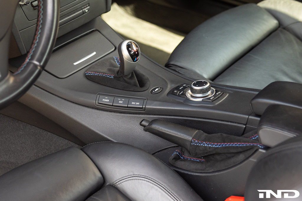 IND E9X M3 トリコロールステッチアルカンターラ パーキングブレーキブーツ - LHD(左ハンドル車)