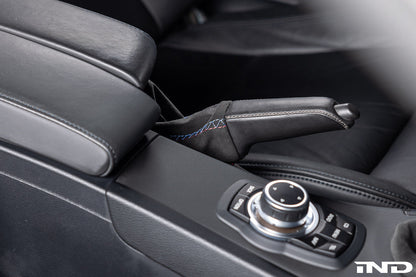 IND E9X M3 トリコロールステッチアルカンターラ パーキングブレーキブーツ - LHD(左ハンドル車)
