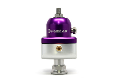 Fuelab 555 ハイプレッシャー アジャスタブル燃圧レギュレーター ブロッキングタイプ 25-65 PSI (1) -8AN イン (2) -8AN アウト - パープル