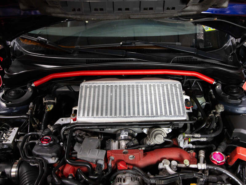 GrimmSpeed フロントストラットタワーバー レッド | スバル 2008-2014年 WRX / STI
