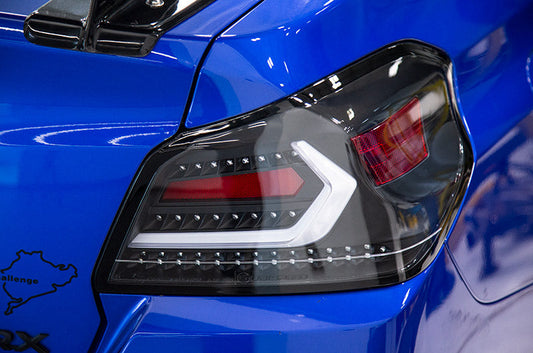 OLM エボリューション テールライト（クリアレンズ、ブラックベース、ホワイトバー）- 2015-2021 WRX / STI