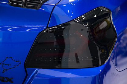 OLM エボリューション テールライト（スモークレンズ、ブラックベース、レッドバー）- 2015-2021 WRX / STI