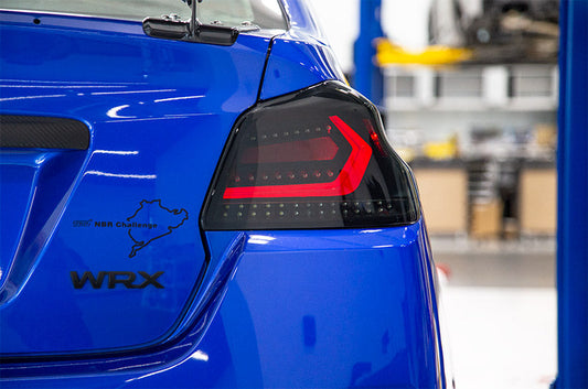 OLM エボリューション テールライト（スモークレンズ、ブラックベース、レッドバー）- 2015-2021 WRX / STI