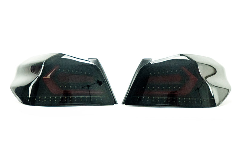 OLM エボリューション テールライト（スモークレンズ、ブラックベース、レッドバー）- 2015-2021 WRX / STI