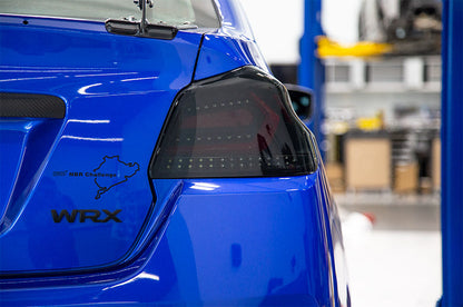 OLM エボリューション テールライト（スモークレンズ、ブラックベース、レッドバー）- 2015-2021 WRX / STI
