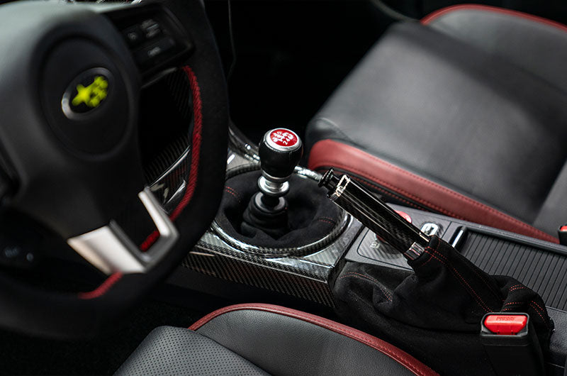 OLM Signature Series サイドブレーキハンドル（ブラックカーボン＋クローム）- 2015-2021 WRX & STI / 2013-2022 FR-S / BRZ / 86 / 2014-2018 フォレスター / 2013年以降 クロストレック