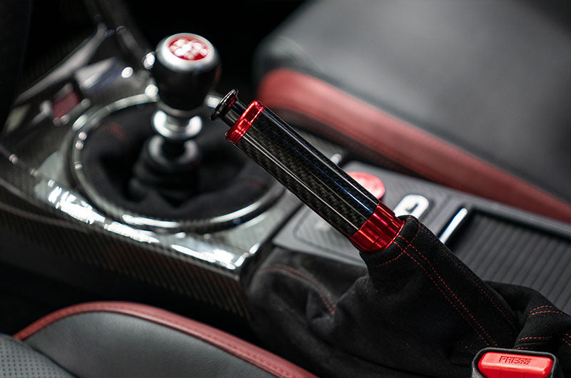 OLM Signature Series サイドブレーキハンドル（ブラックカーボン×レッド） - 2015-2021 WRX＆STI / 2013-2022 FR-S / BRZ / 86 / 2014-2018 フォレスター / 2013年以降 クロストレック