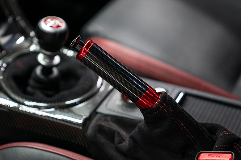 OLM Signature Series サイドブレーキハンドル（ブラックカーボン×レッド） - 2015-2021 WRX＆STI / 2013-2022 FR-S / BRZ / 86 / 2014-2018 フォレスター / 2013年以降 クロストレック