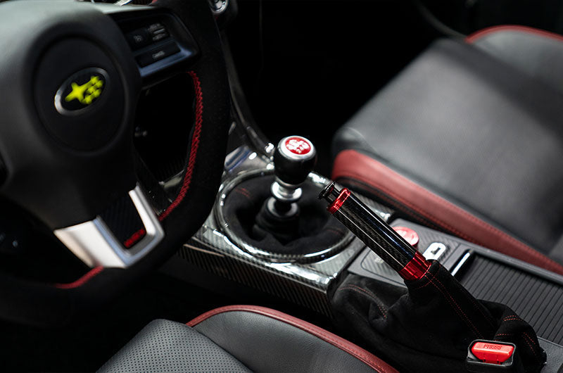 OLM Signature Series サイドブレーキハンドル（ブラックカーボン×レッド） - 2015-2021 WRX＆STI / 2013-2022 FR-S / BRZ / 86 / 2014-2018 フォレスター / 2013年以降 クロストレック