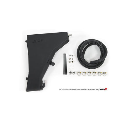 AMS Performance Red Alpha 補助インタークーラータンク | 2017-2022 Infiniti Q60 3.0TT (ALP.30.02.0001-1)