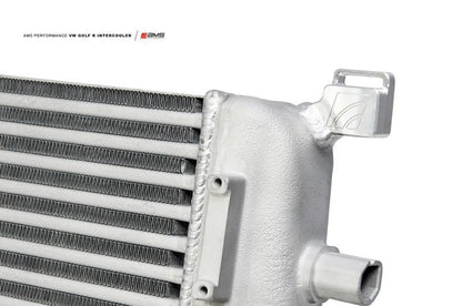 AMS Performance フロントマウントインタークーラー | 2015-2021 VW Golf GTI/R (AMS.21.09.0001-1)