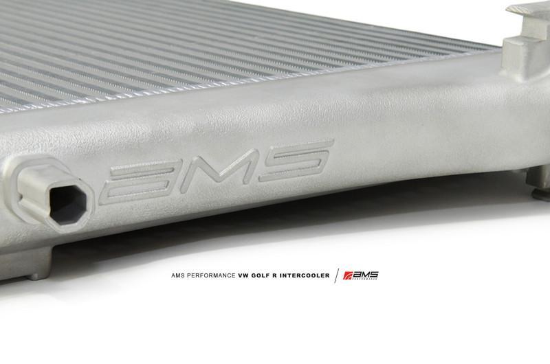 AMS Performance フロントマウントインタークーラー | 2015-2021 VW Golf GTI/R (AMS.21.09.0001-1)