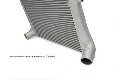 AMS Performance フロントマウントインタークーラー | 2015-2021 VW Golf GTI/R (AMS.21.09.0001-1)