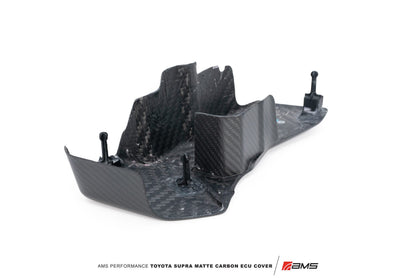 AMS Performance カーボンファイバー エンジンマネジメントカバー | 2020-2026 Toyota Supra 3.0L (AMS.38.06.0003-1)