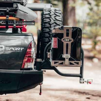 All-Pro Off-Road アルミ製ジェリカンホルダー（デュアルスイングアウトバンパー用）