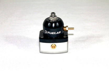 Fuelab ディーゼル ベロシティシリーズ アジャスタブル燃圧レギュレーター（燃圧レギュレーター）大口径シート 4-12 PSI (1) -10AN イン (1) -10AN アウトレット