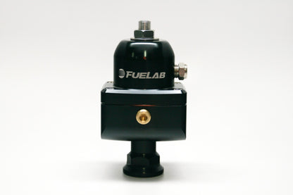 Fuelab 555 キャブレター用 アジャスタブル燃圧レギュレーター ブロッキング 1-3psi（約0.07-0.21MPa） （1）-8AN イン、（2）-8ANアウトレット ブラック