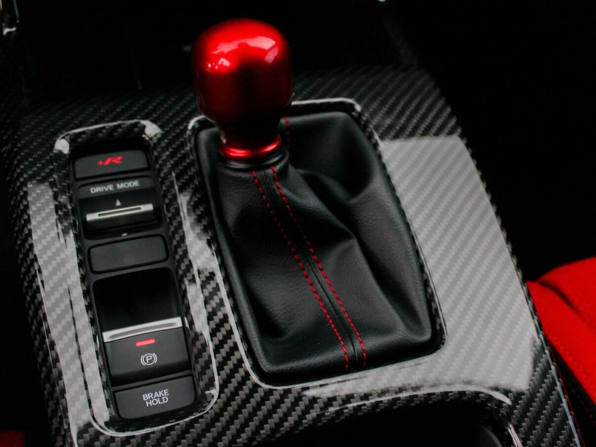 OLM LE カーボンファイバー シフトパネルカバー - 2023以降 ホンダ シビック FL5 タイプR用