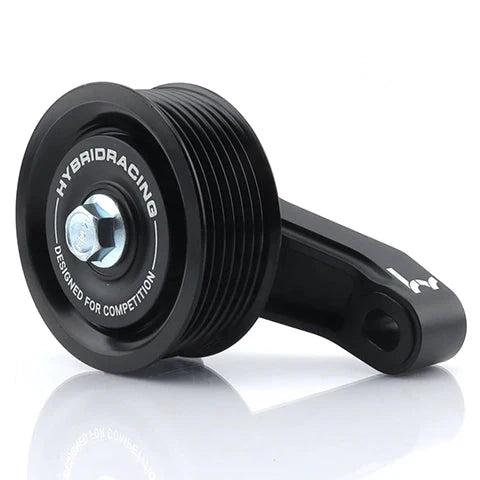 Hybrid Racing K シリーズ アイドラー ブラケット & プーリー キット | 2002～2006 アキュラ RSX、2002～2005 ホンダ シビック Si、2004～2008 アキュラ TSX (HYB-IDB-01-02)。