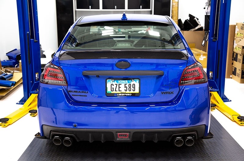OLM シングルポイント ダックビルトランクスポイラー（カーボンファイバー） - 15年以降 WRX / STI