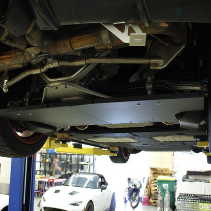 Verus Engineering フラットアンダーボディパネルキット | 2012-2016 ポルシェ ケイマン GT4 (A0162A)